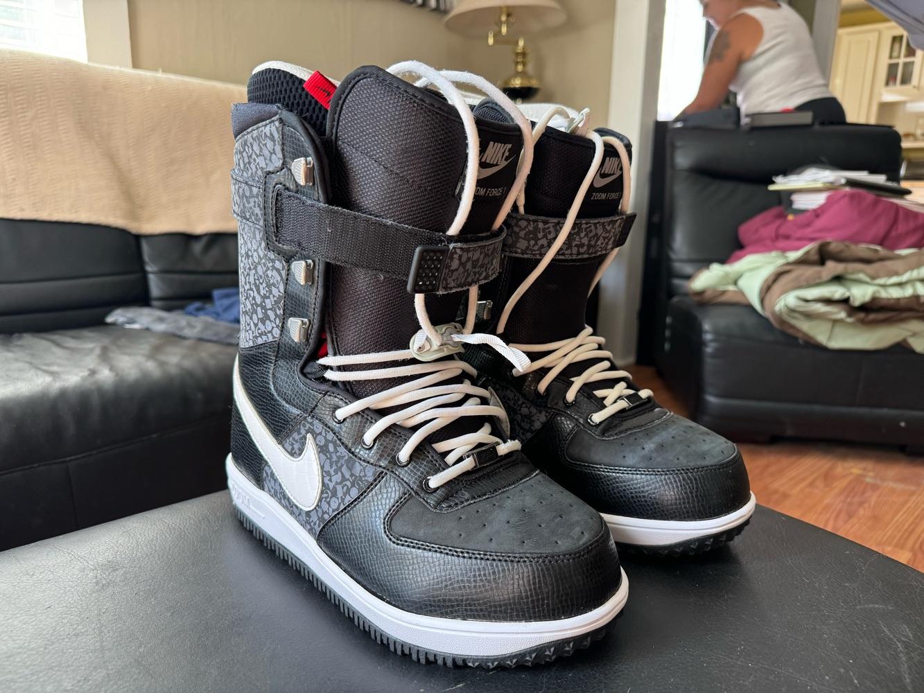 Nike mens snowboard boots