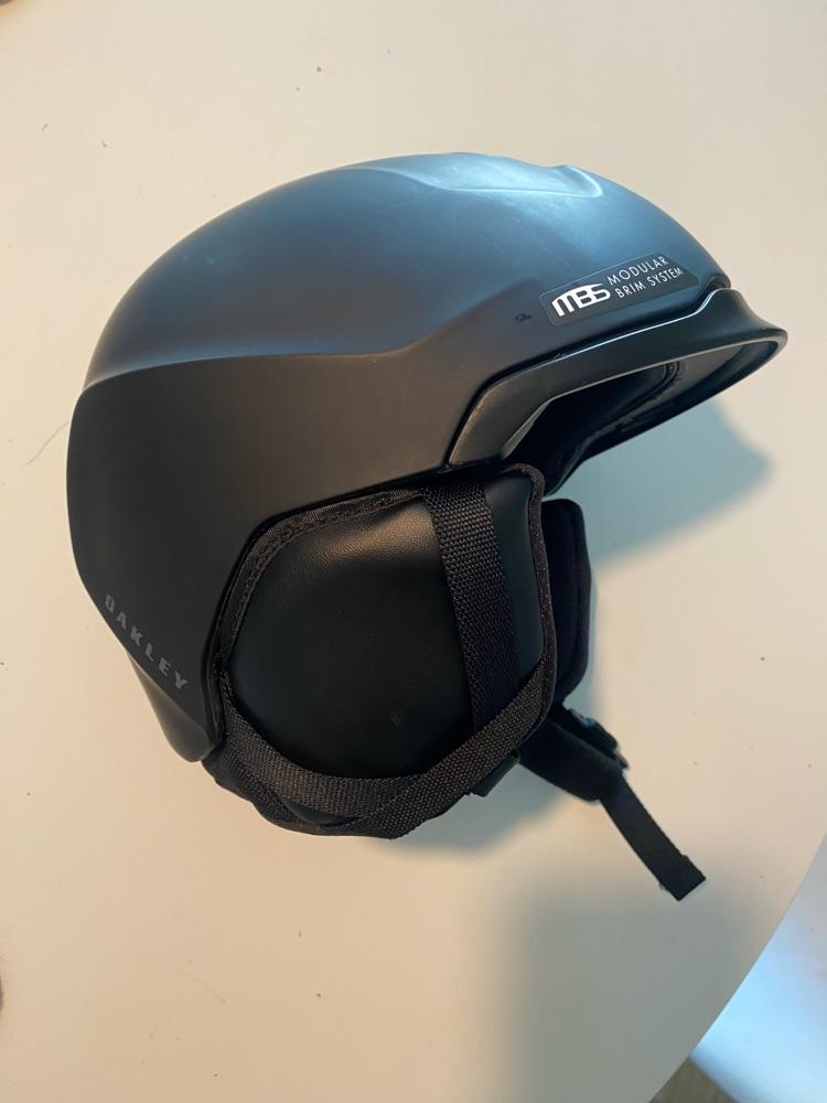 Oakley Mod3 MIPS helmet