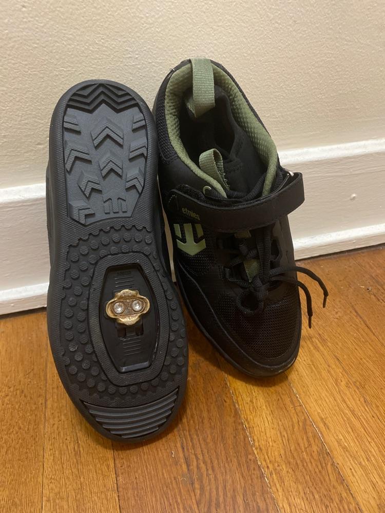 Size 9.5 Etnies Camber CL. Crankbrothers standard cleats included.